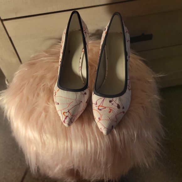 LOGO by Lori Goldstein Shoes - BRAND NEW Lori Goldsteim Stylish Women's Cream and Black Heels